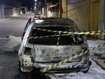 Carro incendiado no bairro Costa Rios.