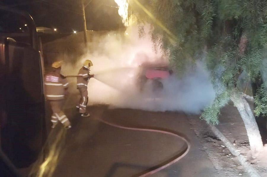 Carro pega fogo durante a madrugada de domingo.