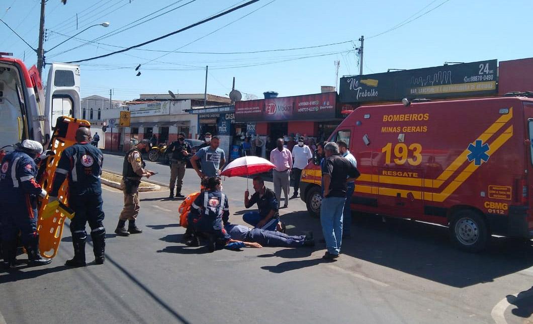 Colisão entre motos é registrada em avenida.