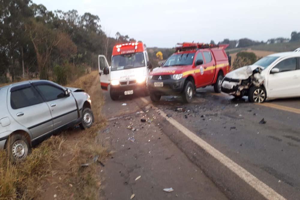 Colisão entre veículos na MG 453 deixa vítima presa nas ferragens.