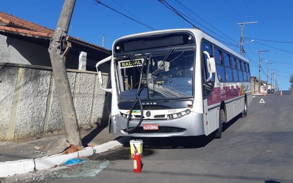 Ônibus de transporte público bate em poste e nove pessoas ficam feridas em Poços de Caldas/MG.