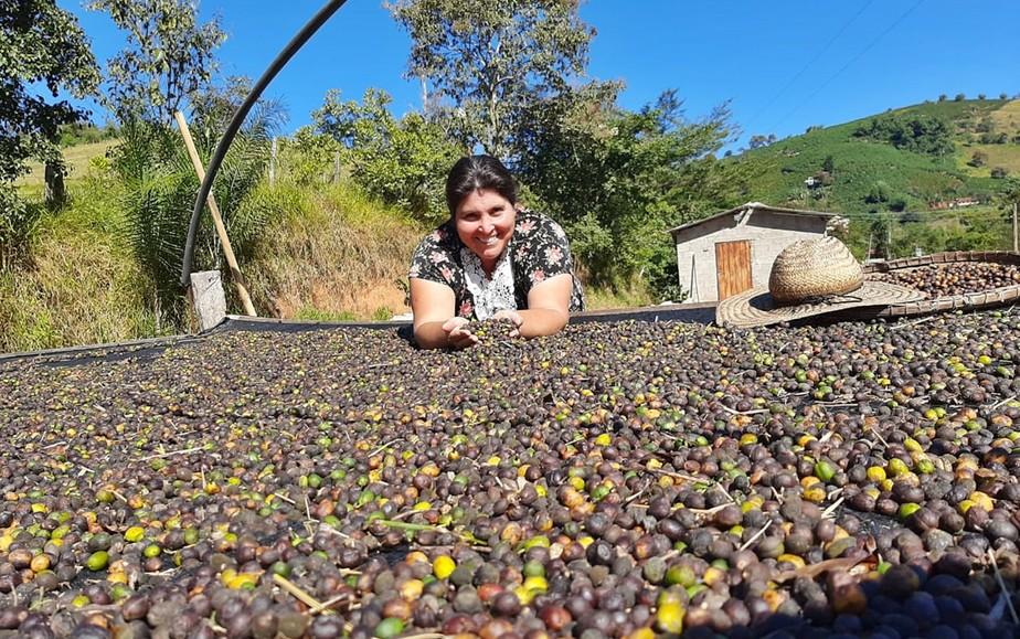 Mulheres conquistam espaço na cafeicultura com o 'café feminino' de Poço Fundo-MG.