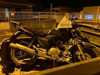 PMMG prende autor de furto e recupera motocicleta em Campos Gerais.