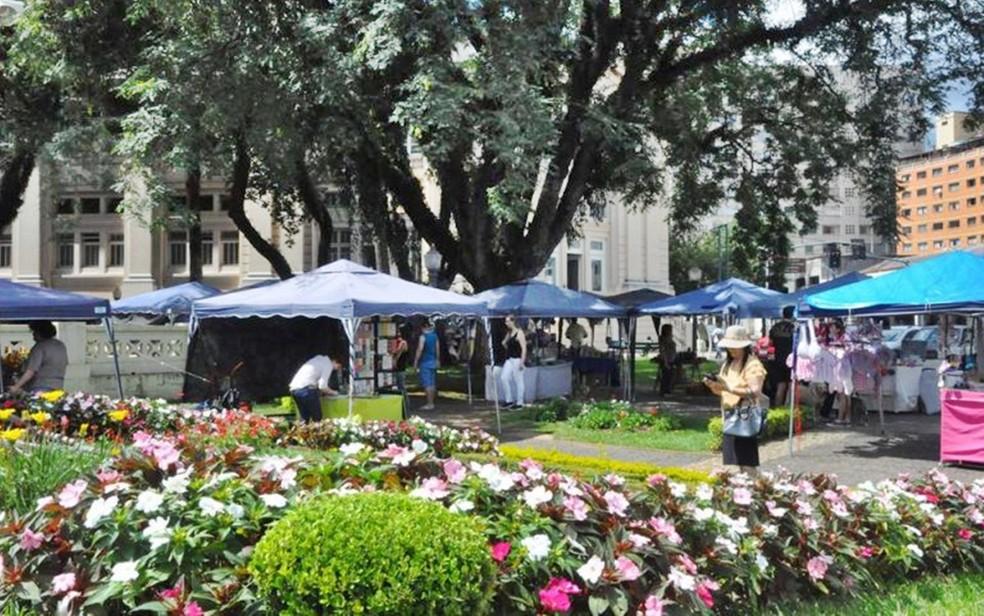 Feira de artes e artesanato de rua tem funcionamento ampliado durante feriado em Poços de Caldas-MG.