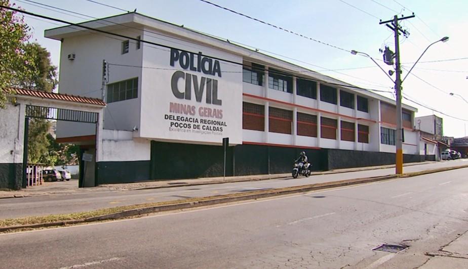 Homem é indiciado por furar a fila para tomar a 3ª dose da vacina contra a Covid-19 em Poços de Caldas, MG.