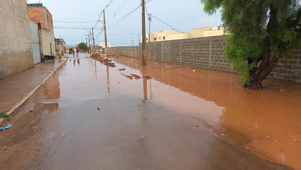 Temporal causa alagamento em Rua no Jardim São Paulo, em Alfenas-MG.