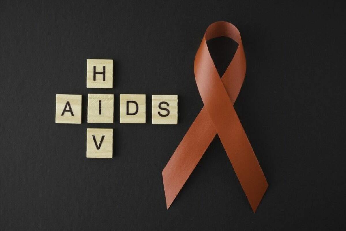 Avanços no tratamento e em pesquisas para vacina contra HIV alimentam otimismo.