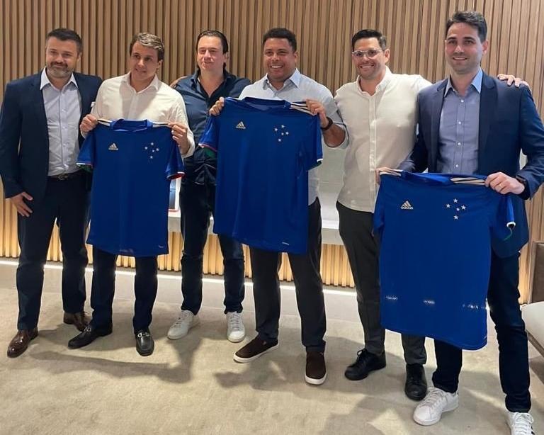 Ronaldo compra o Cruzeiro.