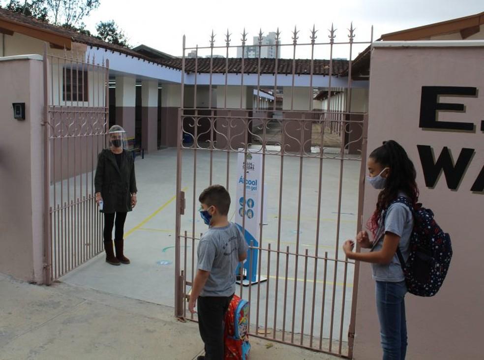 Poços de Caldas autoriza volta às aulas presenciais com 100% da capacidade das escolas.