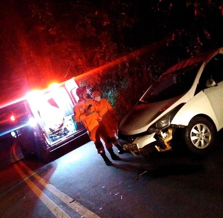 Carro capota na MGC-369 próximo a ponte das Amoras em Alfenas.