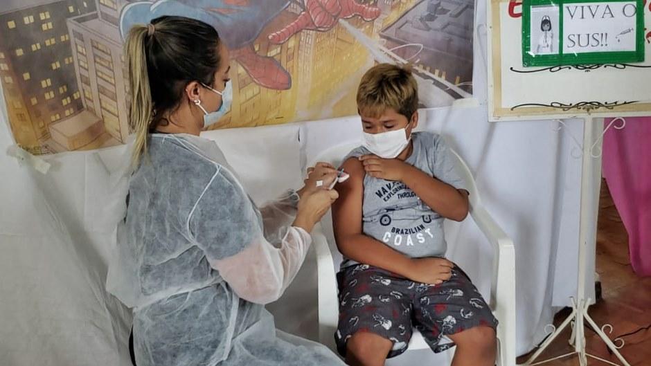Extrema e Poços de Caldas anunciam falta de vacina infantil contra Covid-19.
