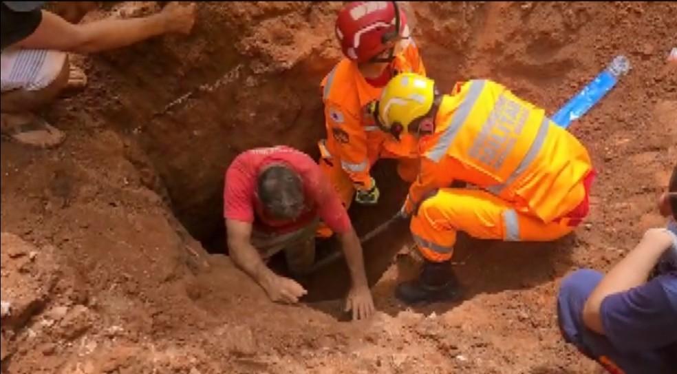Homem fica soterrado por cerca de uma hora após queda de muro em Machado/MG.