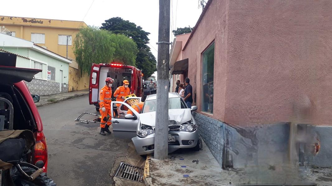 Motorista tem mal súbito e bate carro em poste.