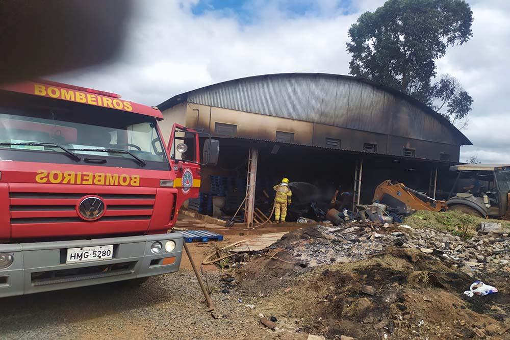 Incêndio atinge estabelecimento comercial em Alfenas/MG.