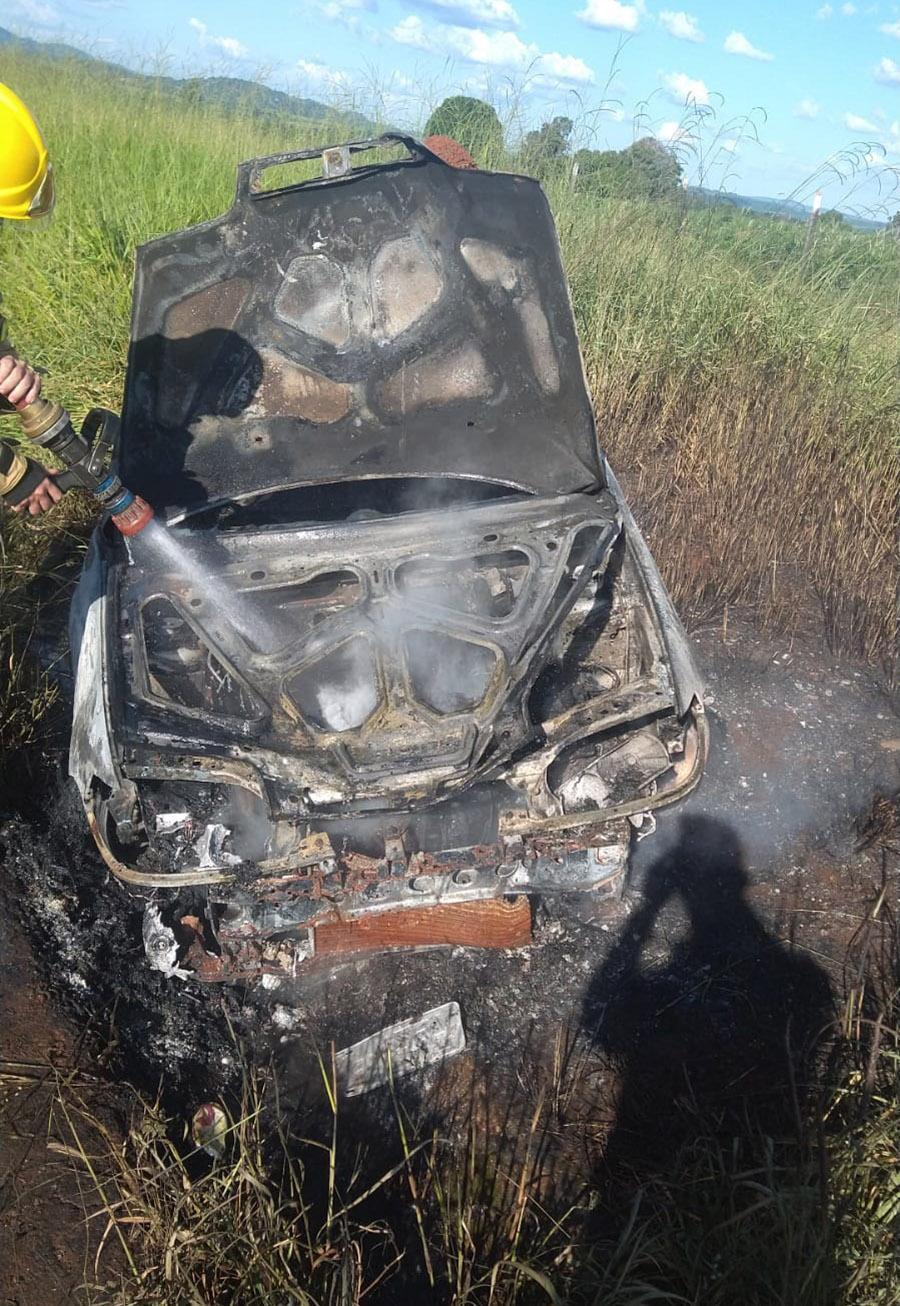 Veículo pega fogo na rodovia, mas não deixa feridos.