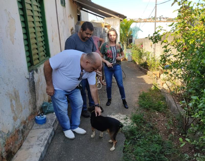 A Polícia Civil resgatou dois cães abandonados em casa sem morador.