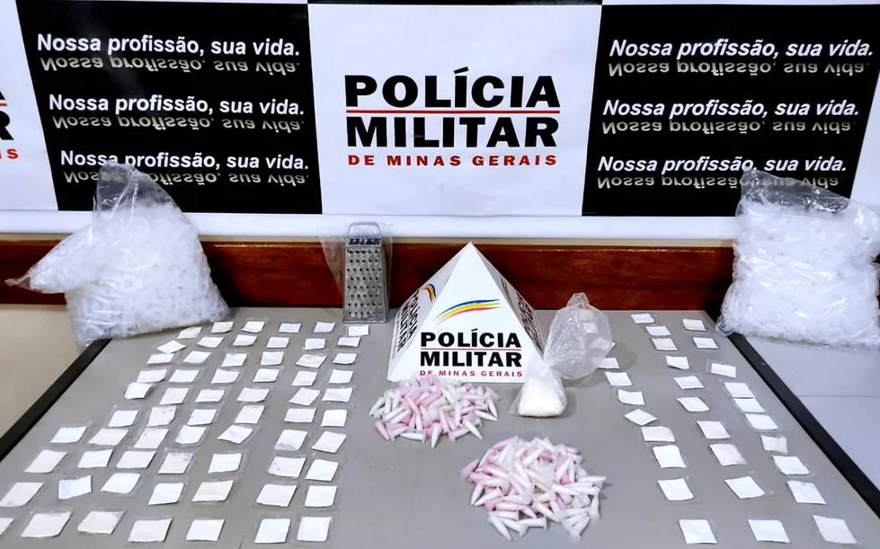 Homens são detidos com mais de mil pinos de cocaína na zona rural de Três Pontas/MG.