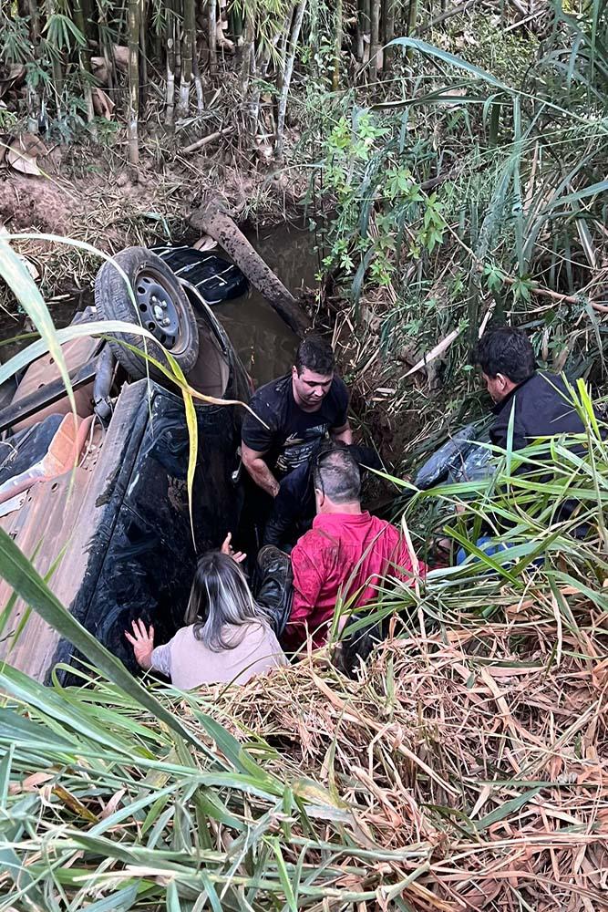 Militar do Corpo de Bombeiros de Alfenas resgata três vítimas de acidente com veículo que ficou submerso em córrego.