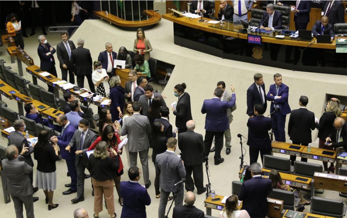 Câmara aprova, em 1º turno, texto-base da PEC que cria e amplia benefícios sociais em ano eleitoral.