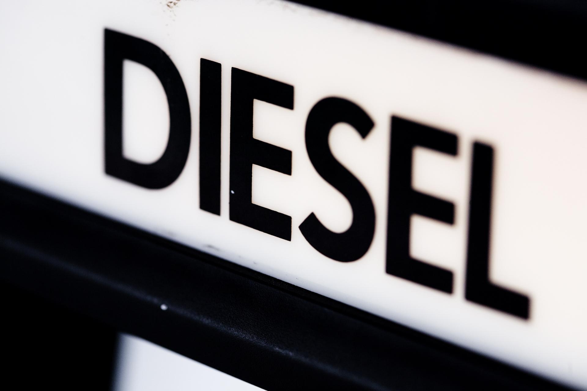 Entenda por que o preço do diesel não cai, mesmo com recuo dos combustíveis.