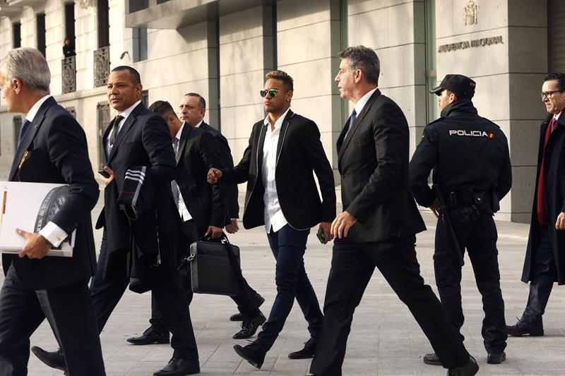 'Eu assino o que meu pai pede', diz Neymar em julgamento por corrupção em Barcelona