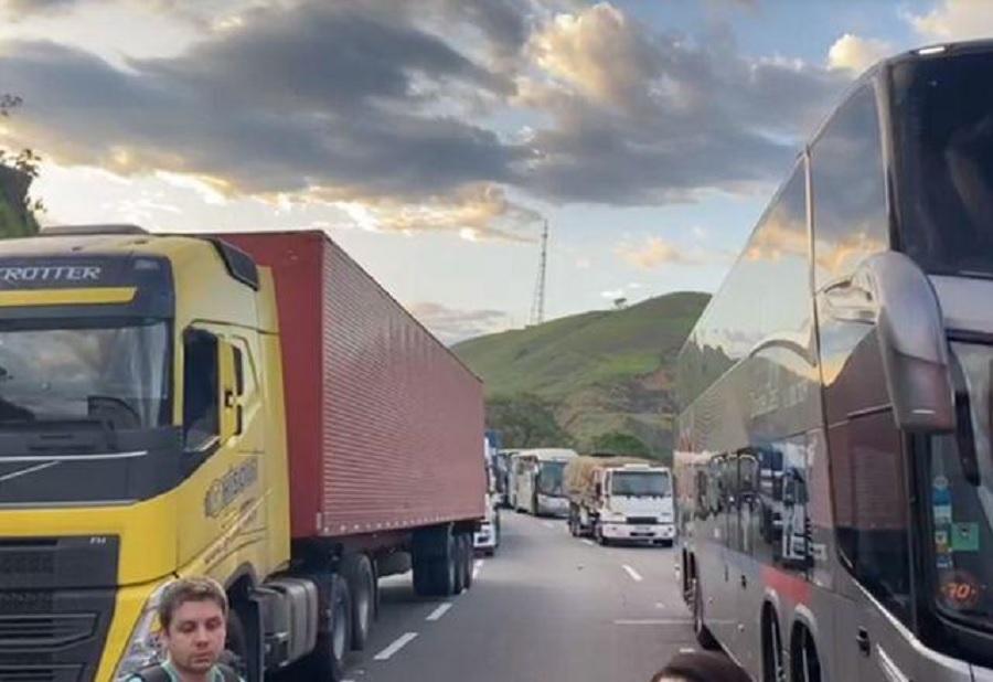 Protestos de caminhoneiros contra vitória de Lula bloqueiam estradas em vários estados