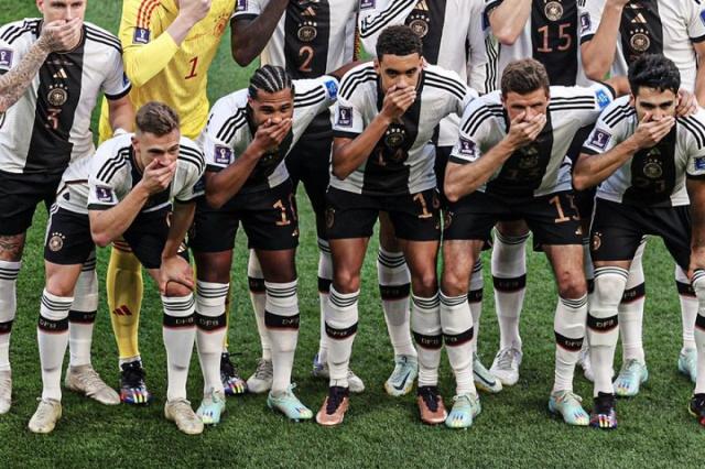 Jogadores da Alemanha tapam a boca durante foto oficial em meio a polêmica sobre braçadeiras