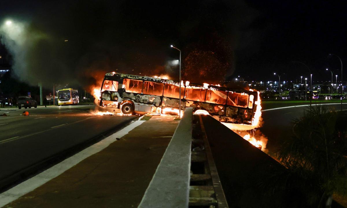 Brasília tem tumulto e ônibus queimados após tentativa de invasão à sede da PF