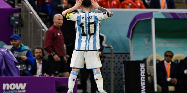Messi brilha pela Argentina, mostra como é ser líder e se credencia como craque da Copa