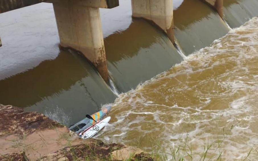 Corpo de Bombeiros busca homem que caiu e afundou enquanto fazia stand up paddle no Lago de Furnas em MG