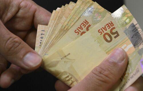 Salário mínimo pode ser reajustado para R$ 1.320 somente em maio