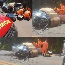 Carro bate de frente com carreta entre Alfenas e Campos Gerais