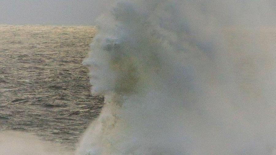 Fotógrafo captura 'rosto humano' em onda de mar em ressaca