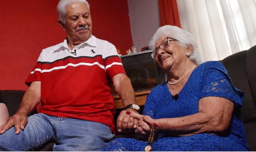 'Mãe, eu formei!': Idoso viraliza ao ir até mãe, de 97 anos, usando beca e com diploma em MG