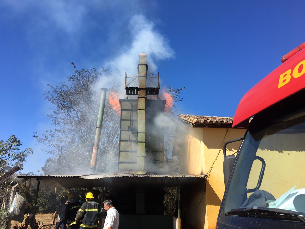 Incêndio em secador de café é controlado pelo Corpo de Bombeiros em Boa Esperança.