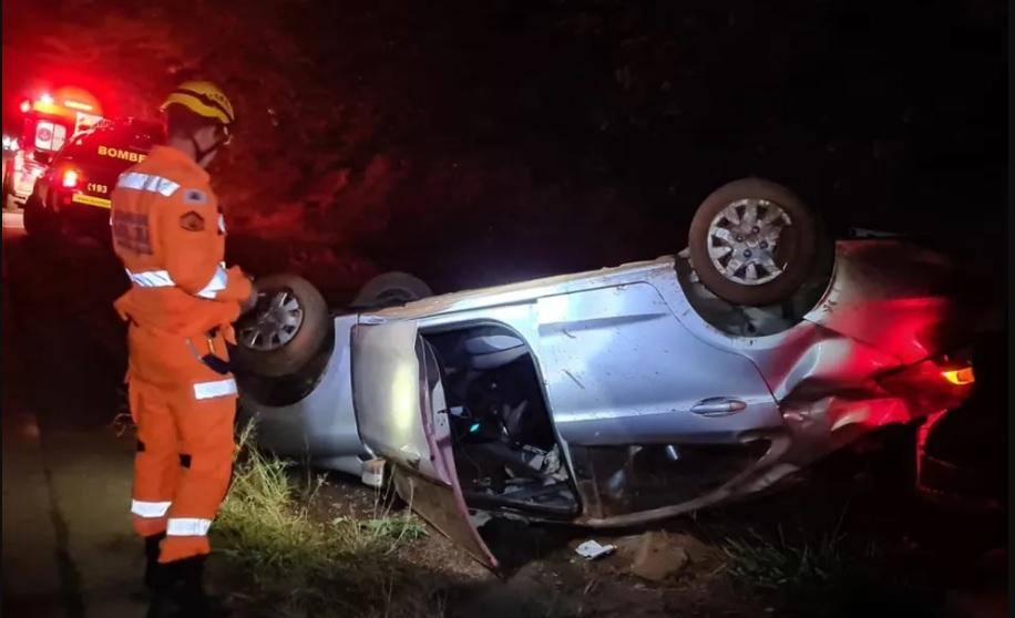 Motorista perde controle e capota carro perto da Ponte das Amoras, entre Alfenas e Campos Gerais, MG.