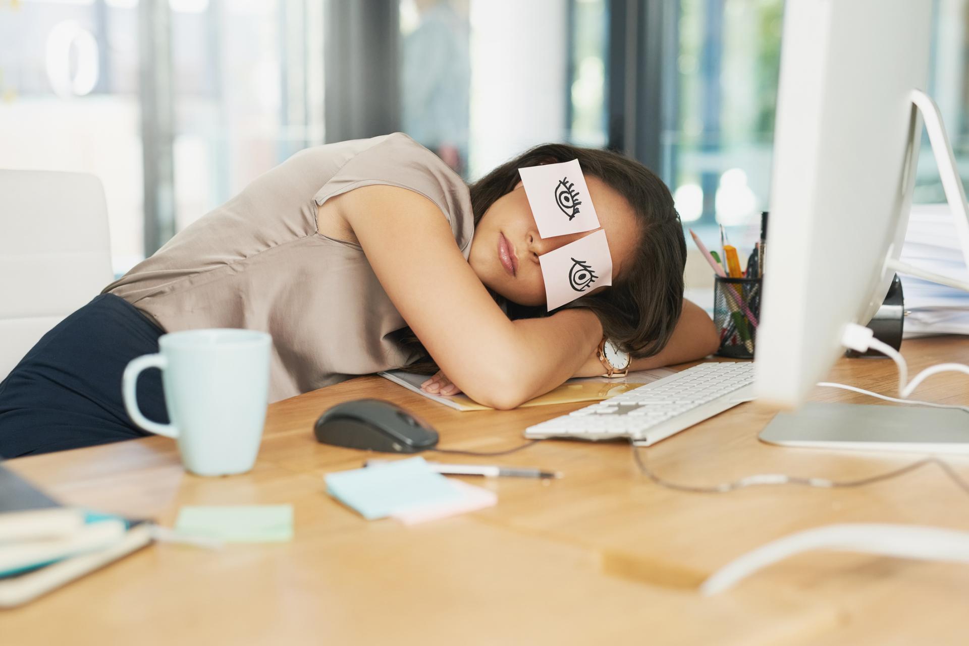 O efeito sobre o cérebro de soneca durante o dia, segundo ciência.