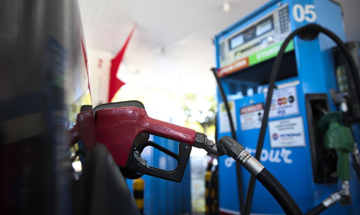 Petrobras anuncia redução de R$ 0,13 no preço da gasolina para as distribuidoras.