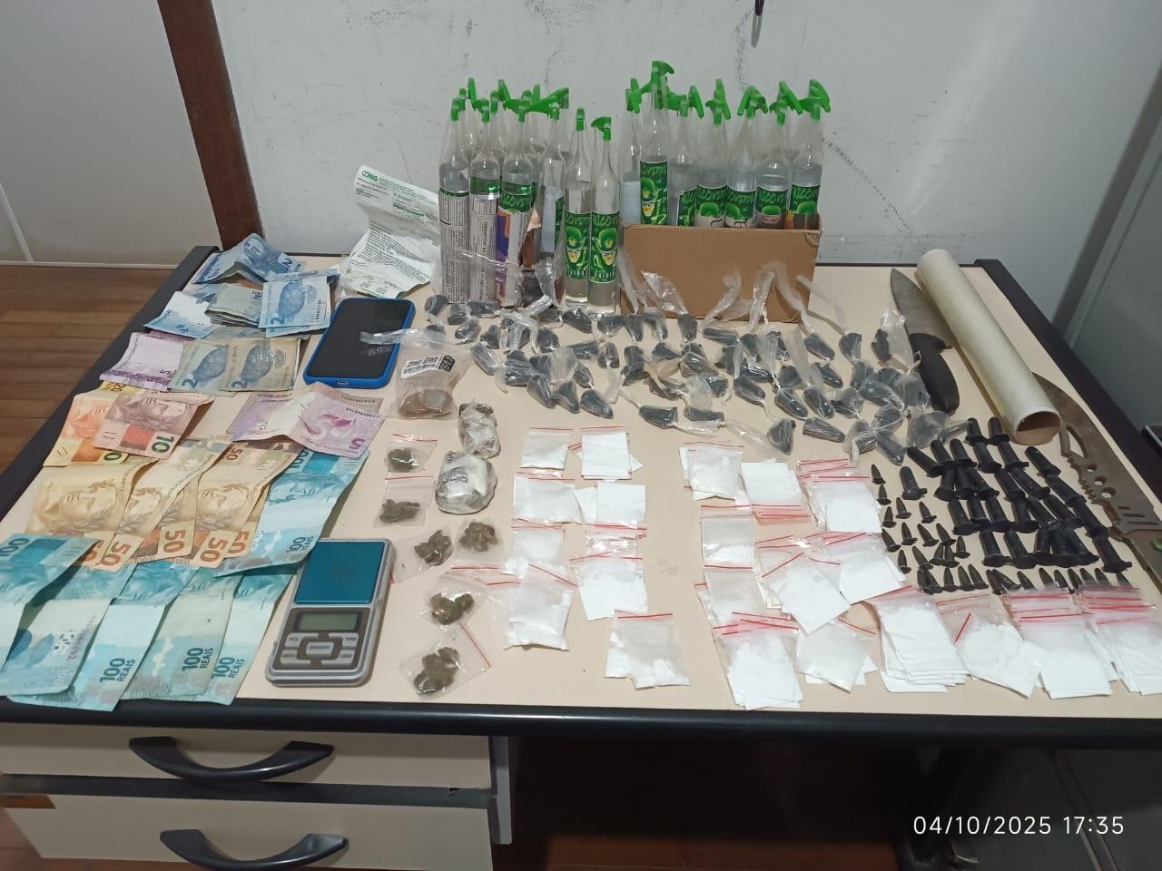 Ação policial resulta na prisão de dois indivíduos.