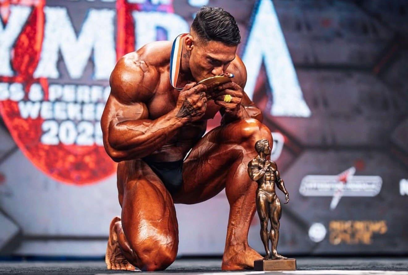 Ramon Dino faz história e vence o Mr. Olympia 2025