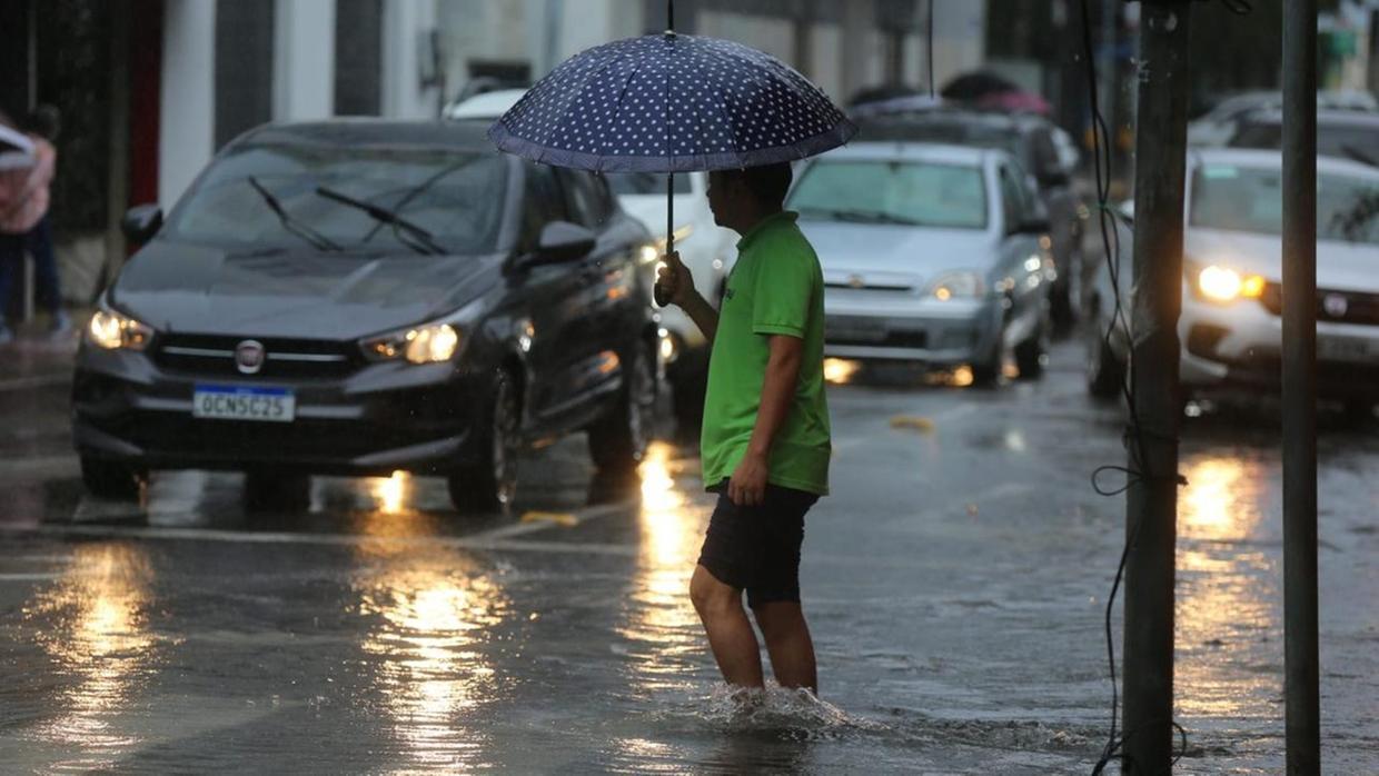 INMET emite alerta amarelo de chuvas intensas para 216 cidades de Minas Gerais