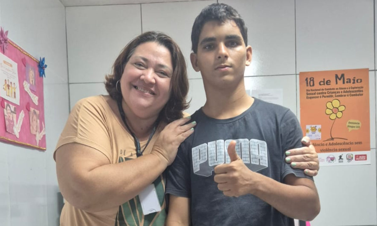 Jovem invade jaula e é morto por leoa em zoológico.